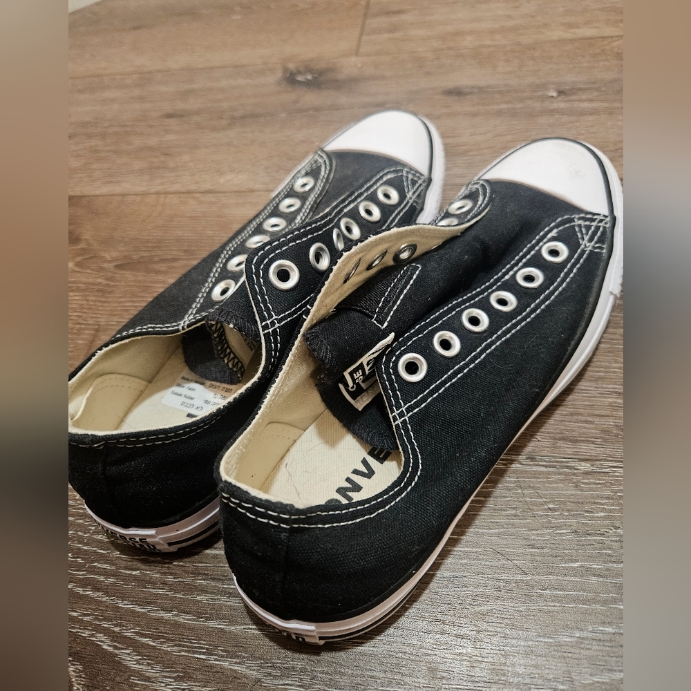 Laceless Converse